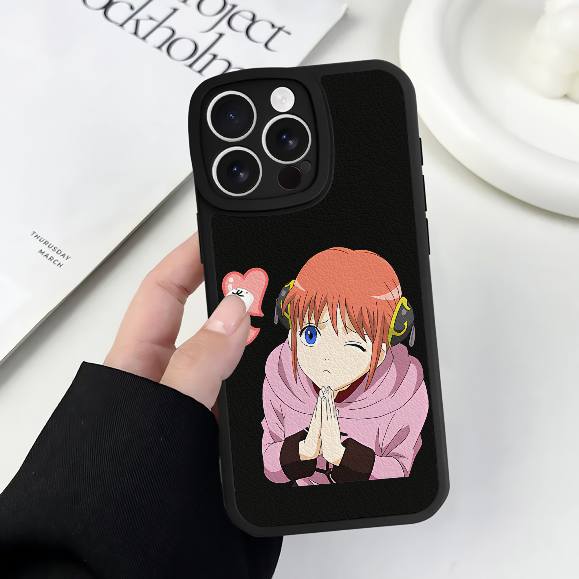 （画像用） ぎんたま 坂田銀時（さかたぎんとき） 神楽 志村新八（しむら しんぱち） GINTAMA Sakata Gintoki Kagura Shimura Shinpachi 【iPhone 16シリーズ対応】シリコンスマホケース（レザー調） 材質：シリコン